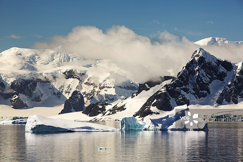 将帕默群岛从南极半岛分隔开的杰拉许海峡图片素材