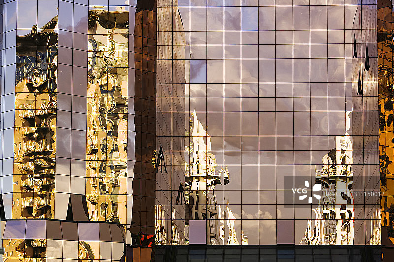 曼彻斯特索尔福德码头的玻璃幕墙建筑图片素材