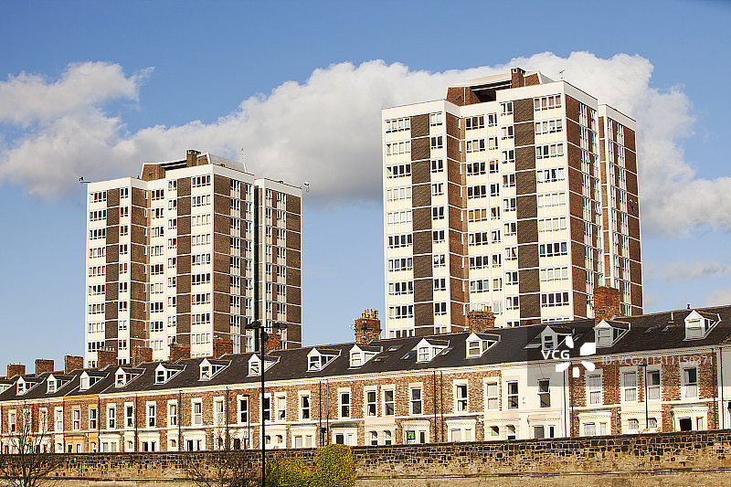 英国泰恩河畔纽卡斯尔的排屋之上的高层建筑图片素材