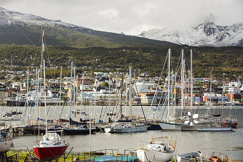 停靠在阿根廷火地岛首府乌斯怀亚镇的帆船图片素材