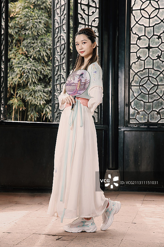 手拿团扇的古装美女图片素材