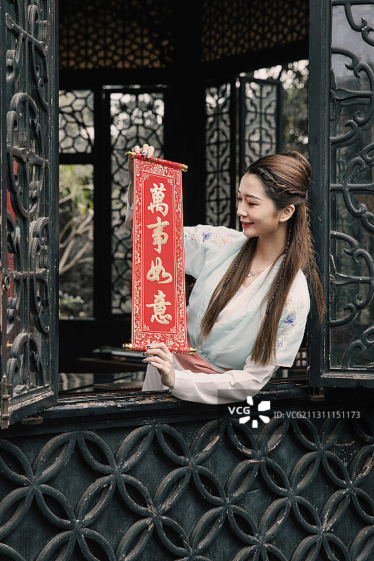 手拿春晖身穿仿古服装的年轻美女图片素材