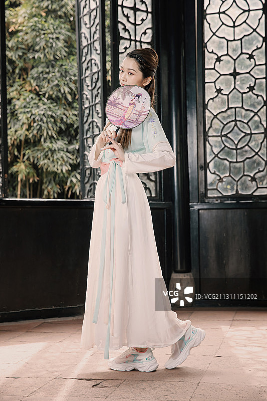 手拿团扇的古装美女图片素材