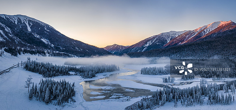 雾漫喀纳斯图片素材