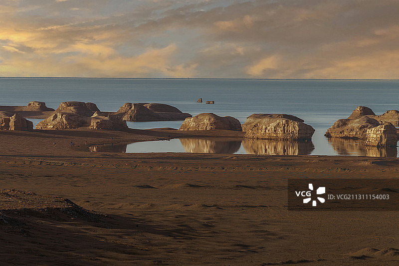 乌素特水上雅丹图片素材