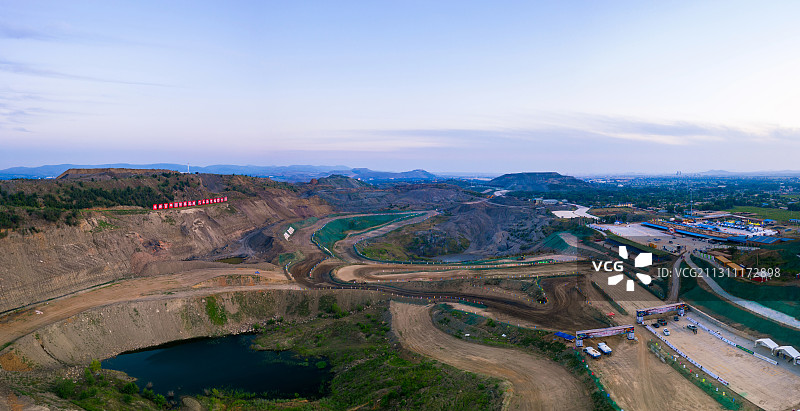 矿坑的伤疤正在愈合，阜新百年国际赛道城正在崛起图片素材