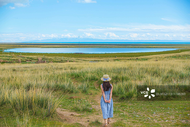 青海青海湖边的小清新人像图片素材