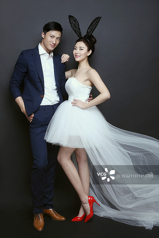 快乐幽默的新娘和新郎图片素材