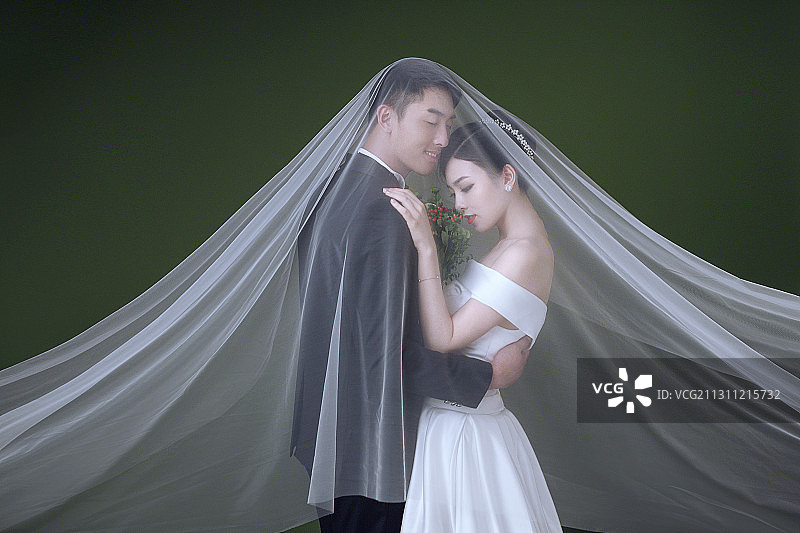 幸福浪漫的新郎和新娘图片素材