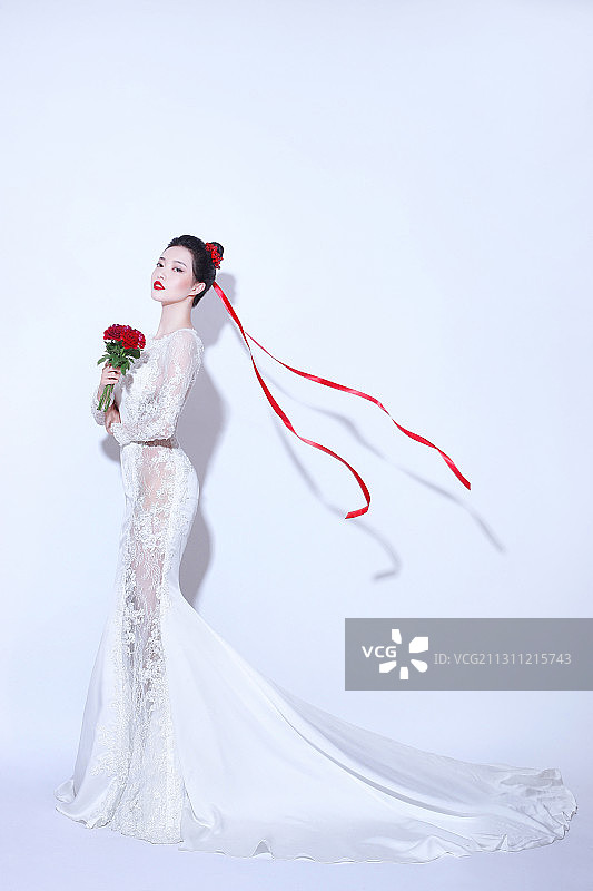 红飘带创意造型的美丽新娘图片素材