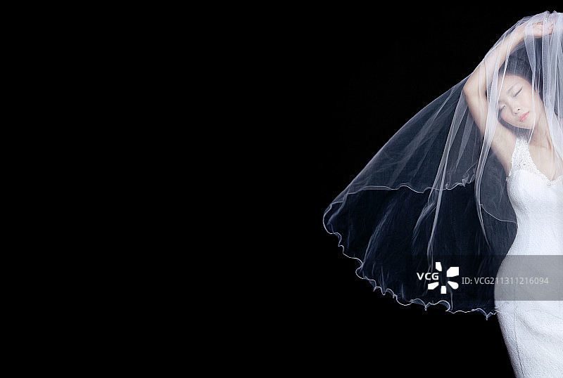 美丽的新娘蒙着面纱图片素材