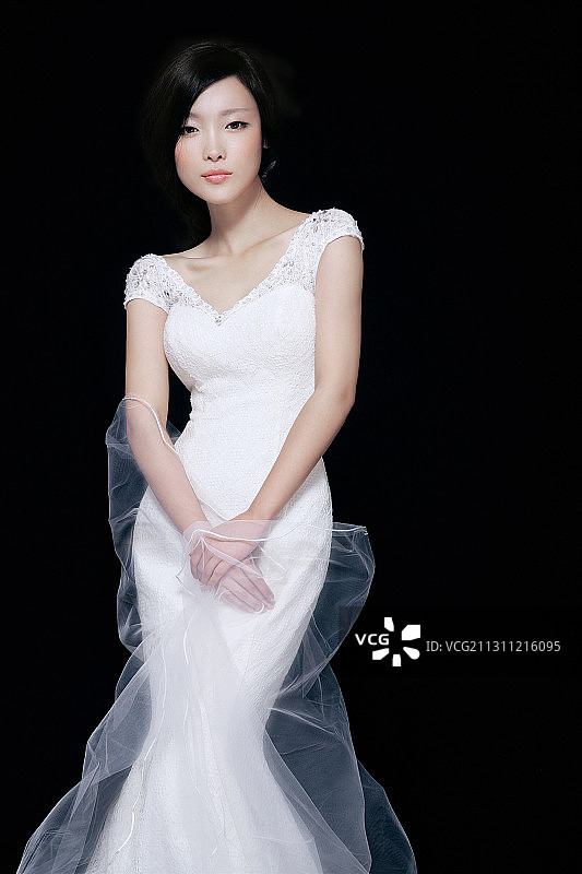 美丽的新娘蒙着面纱图片素材