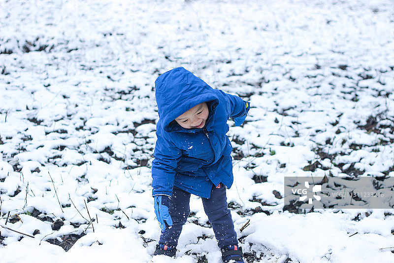 南方城市冬季玩雪的小孩图片素材