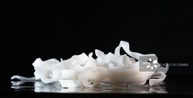 黑色背景跳动掉落慢动作棚拍小吃河粉广告素材图片素材