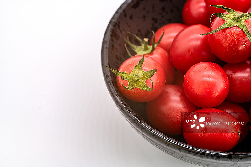新鲜的小西红柿图片素材