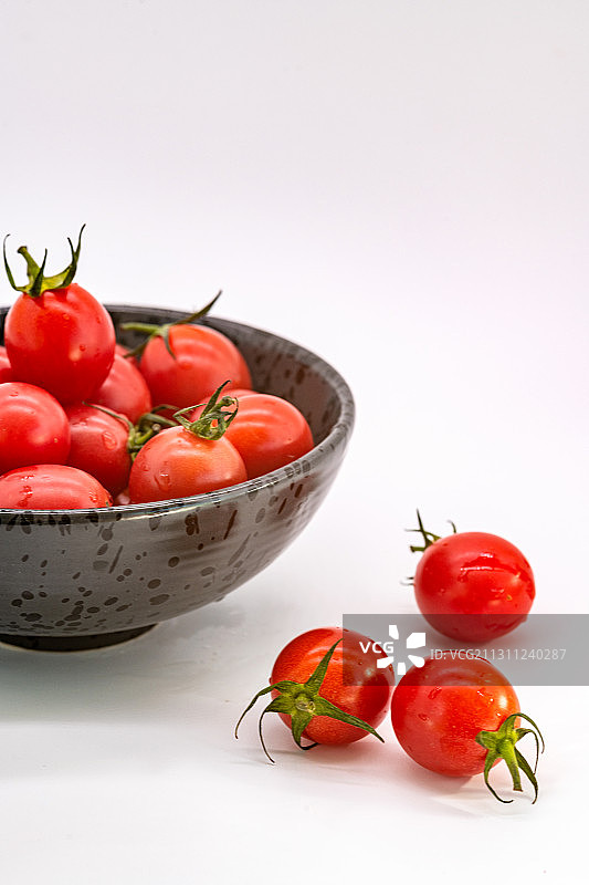 新鲜的小西红柿图片素材