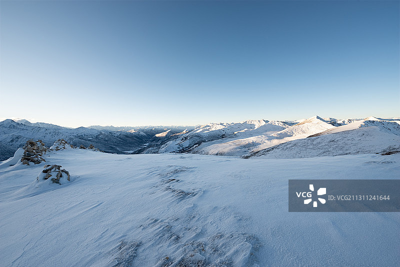 早晨的川西高原风光与雪景地面图片素材