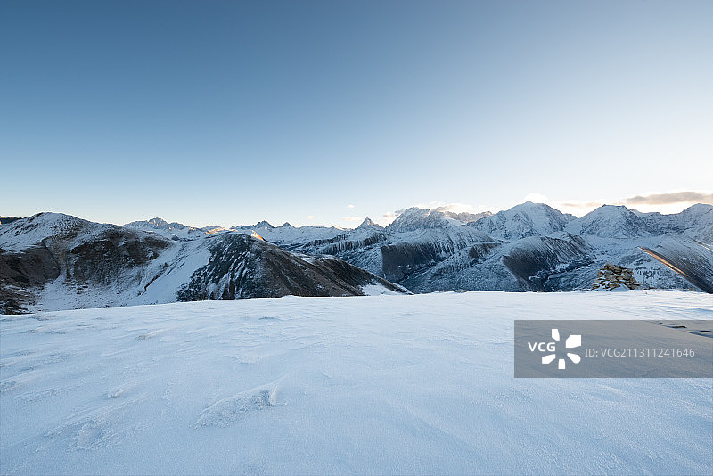 早晨的川西高原风光与雪景地面图片素材