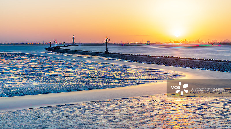 上海吴淞炮台湾湿地公园日出朝霞彩云灯塔大海图片素材