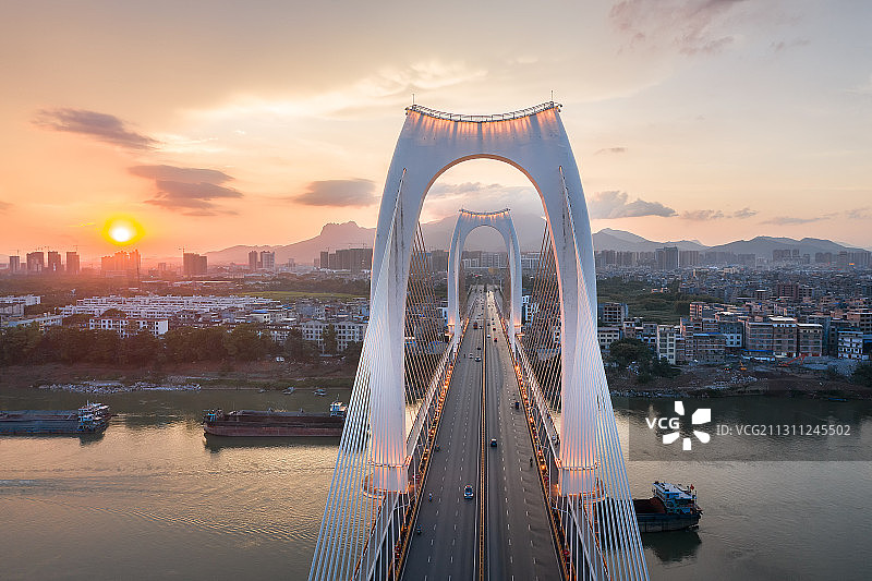 航拍夕阳下华灯初上的贵港青云大桥郁江两岸图片素材