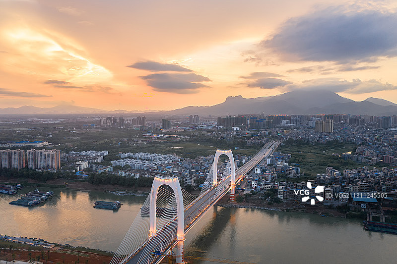 航拍夕阳下华灯初上的贵港青云大桥郁江两岸图片素材