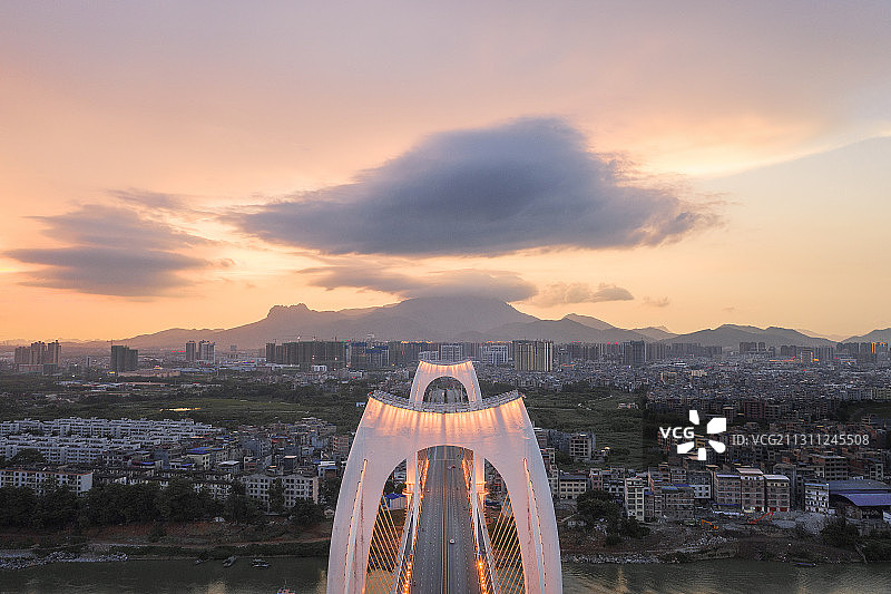 航拍夕阳下华灯初上的贵港青云大桥郁江两岸图片素材