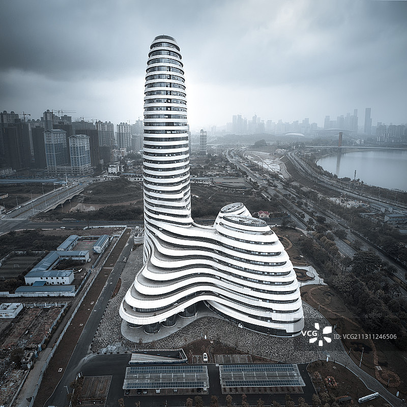 广西南宁造型奇特的建筑广西新媒体中心阴雨天航拍图片素材