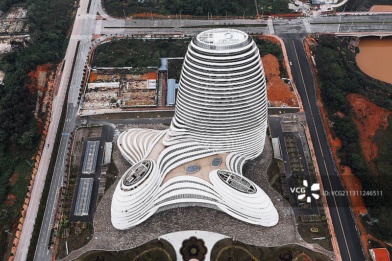 广西南宁造型奇特的建筑广西新媒体中心阴雨天航拍图片素材