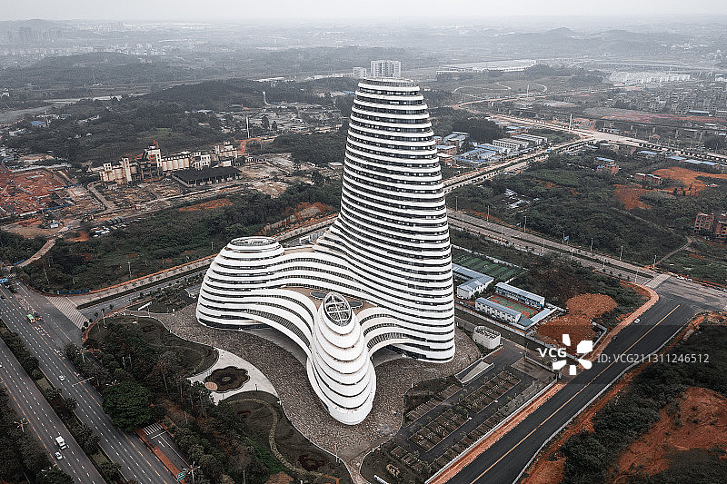 广西南宁造型奇特的建筑广西新媒体中心阴雨天航拍图片素材