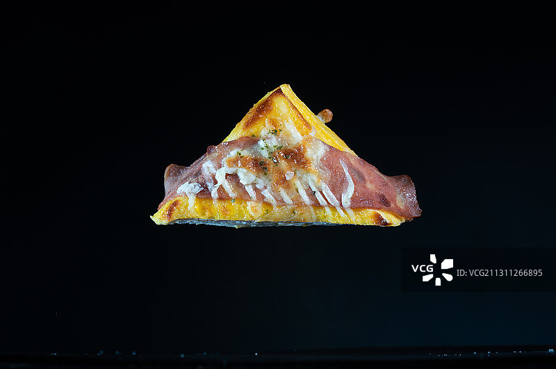 黑色背景跳动掉落慢动作棚拍培根三明治广告素材图片素材