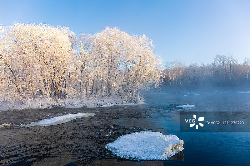 冬季黑龙江黑河逊克县大平台库尔滨河边的雾淞美景图片素材