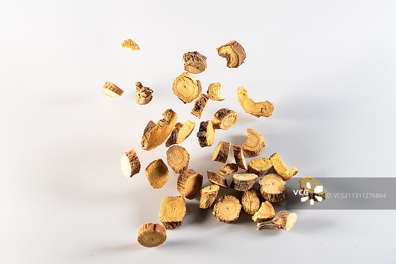 白色背景跳动掉落慢动作棚拍甘草广告素材图片素材