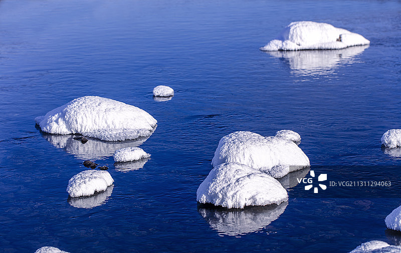 阿尔山不冻河，不冻河雪景。冬季。图片素材