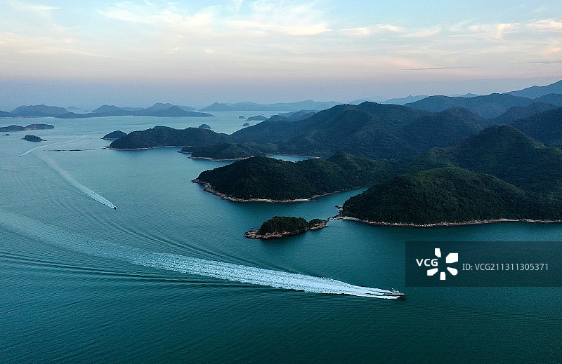 广东省深圳市盐田区壹海城眺望香港船湾郊野公园图片素材