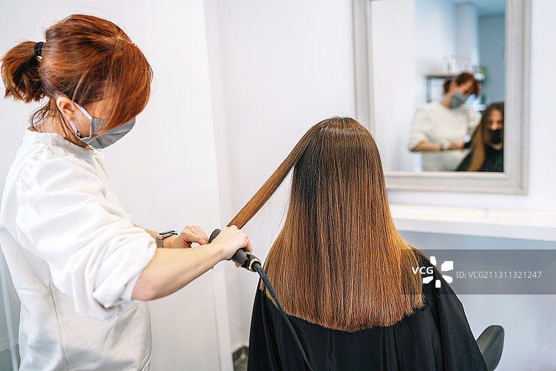 疫情期间在西班牙沙龙做头发的白人女性图片素材