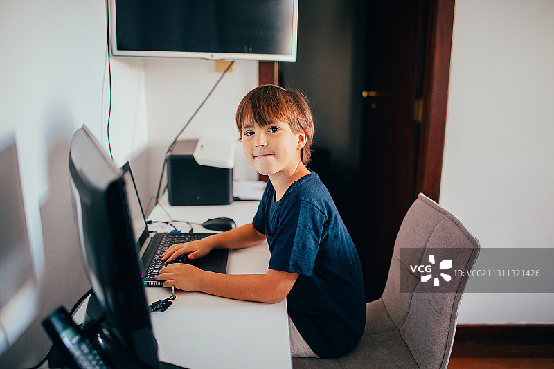 男孩在家用电脑学习，巴西米纳斯吉拉斯州贝洛奥里藏特图片素材
