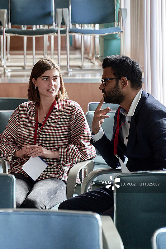 两名年轻的职场人士在会议区交谈图片素材