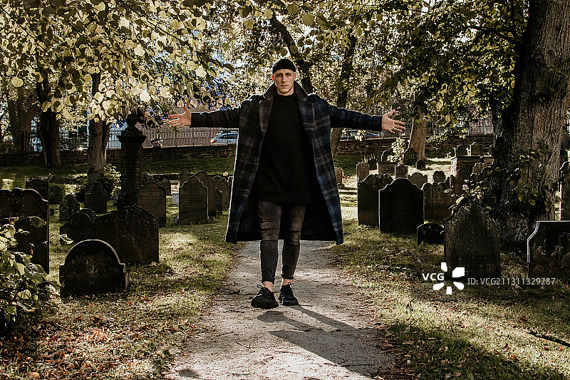 女子站在公园人行道上的肖像，美国马萨诸塞州波士顿图片素材