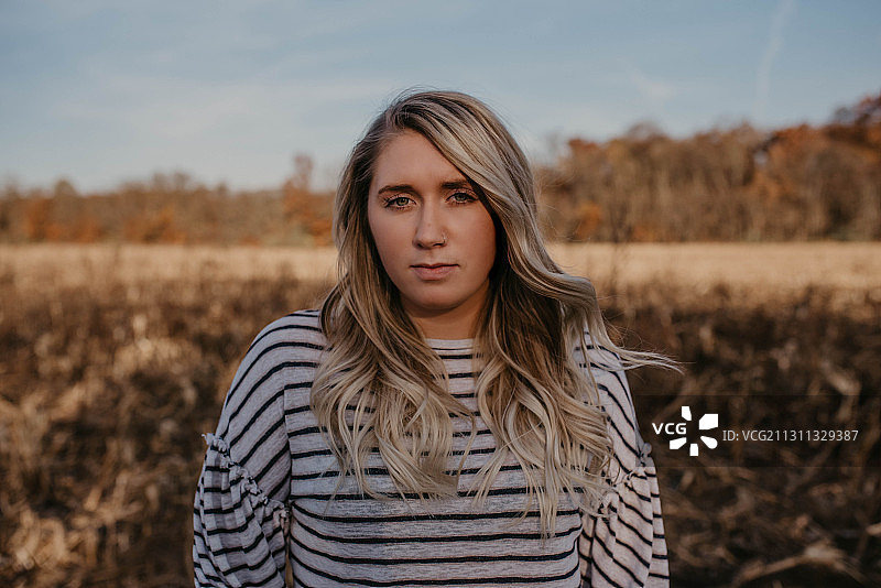 站在田野上的年轻女子肖像，美国印第安纳州南本德图片素材