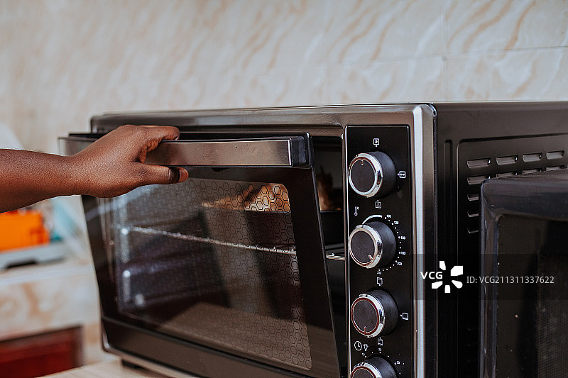 医疗健康：在家工作，宠物陪伴，假日烹饪，印度尼西亚图片素材