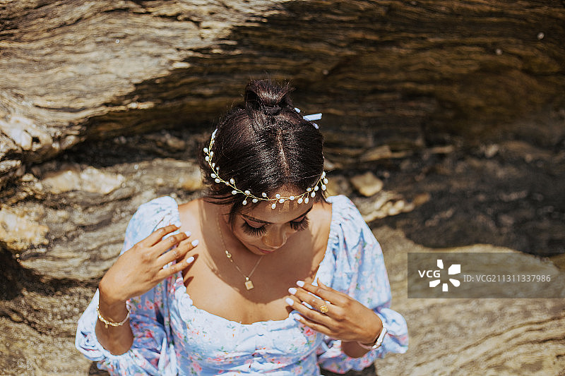 在加纳阿克拉海滩身穿连衣裙和花冠的圭亚那年轻女子图片素材