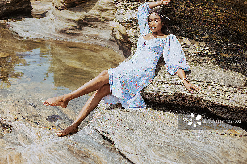 加纳阿克拉海滩上戴着花冠的美丽圭亚那年轻女子图片素材