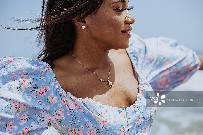 在加纳阿克拉海滩上戴着花冠的美丽圭亚那年轻女子图片素材