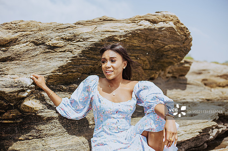 在加纳阿克拉海滩身穿连衣裙和花冠的圭亚那年轻女子图片素材