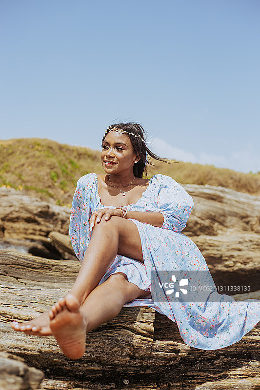 在加纳阿克拉海滩身穿连衣裙和花冠的圭亚那年轻女子图片素材