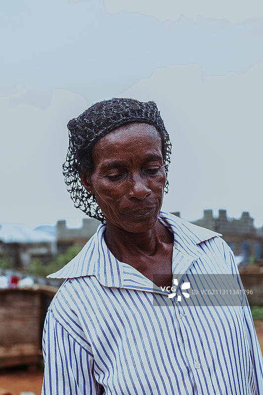 非洲妇女在她的水果和蔬菜摊，特马，加纳图片素材