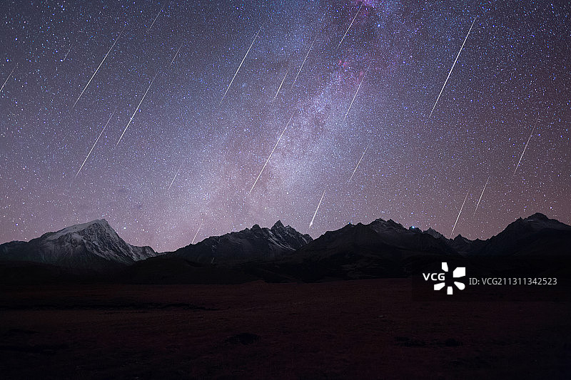 双子座流星雨划过格聂雪山图片素材