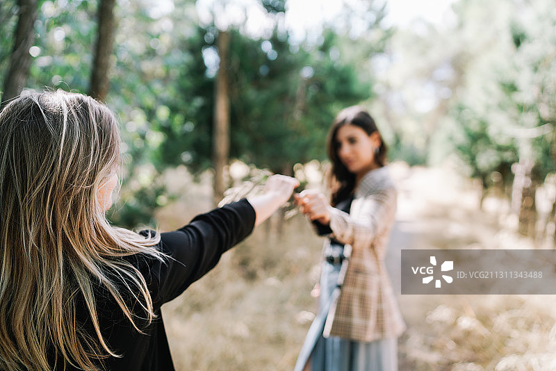 在西班牙户外用旧胶片相机拍照的两个白人女性朋友图片素材