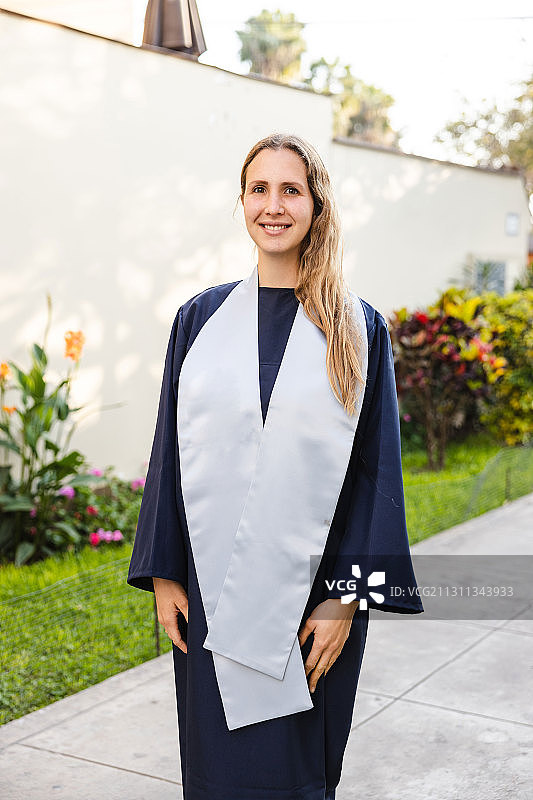 毕业典礼上的年轻女子，秘鲁利马图片素材