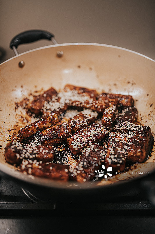 午餐：在波兰用平底锅煎带芝麻的豆腐图片素材
